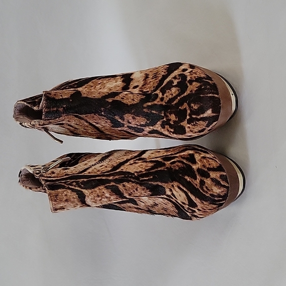 NEW Vince Camuto Dira Leopard Animal Print Calf Hai Platform Booties Size 7.5 - Picture 2 of 15